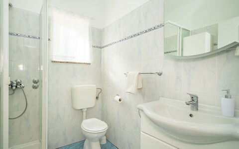 Mila: Miroir, Luminaire Plomberie, Propriété, Évier, Robinet, Lavabo, Violet, Siège De Toilette, Salle De Bains, Toilette