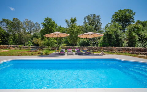 Mila: L'Eau, Plante, Ciel, Piscine, Bleu Azur, Arbre, Ombre, Rectangle, Herbe, Composite