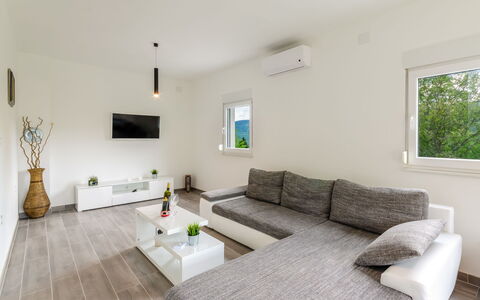 Villa Anđelika: Canapé, Meubles, Propriété, Salon, Table, Sol, Bois, Design Intérieur, Fenêtre