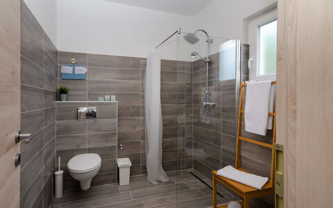 Villa Anđelika: Propriété, Bâtiment, Luminaire Plomberie, Salle De Bains, Bois, Design Intérieur, Évier, Sol, Sol