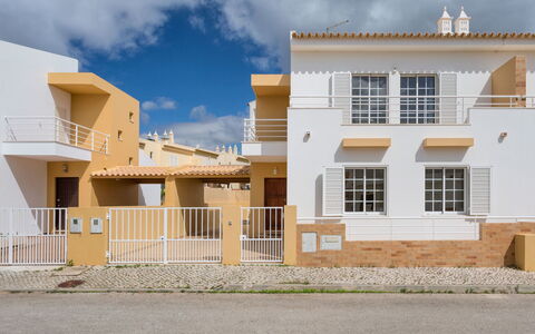 Sunny Home: Propriété, Maison, Domicile, Bâtiment, Zone Résidentielle, Jaune, Immobilier, Architecture, Ville, Façade