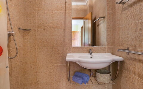 Sunny Home: Salle De Bains, Pièce, Propriété, Mur, Design Intérieur, Tuile, Robinet, Architecture, Sol, Bâtiment