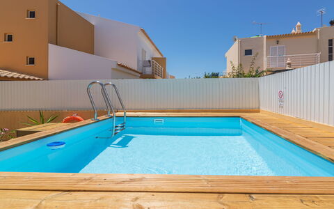 Sunny Home: L'Eau, Plante, Propriété, Ciel, Piscine, Lumière, Bleu Azur, Rectangle, Ombre, Bâtiment