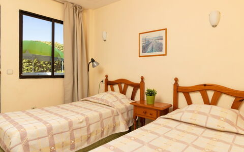 Torremolinos 25: Chambre, Pièce, Meubles, Lit, Propriété, Drap De Lit, Cadre De Lit, Mur, Literie, Design Intérieur