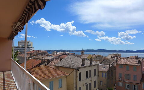 Sainte Maxime 135: Ciel, Bleu, Propriété, Ville, Toit, Bâtiment, Jour, Mur, Nuage, Architecture
