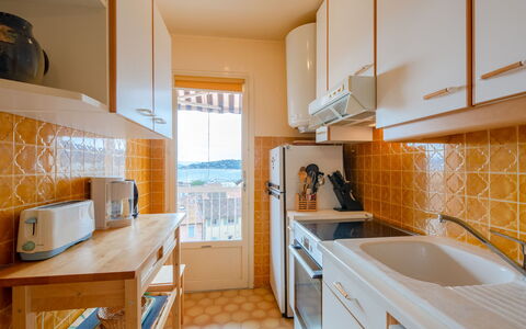 Sainte Maxime 135: Cabinetry, Evier, Propriété, Meubles, Évier, Comptoir, Bâtiment, Cuisine, Bois, Design Intérieur