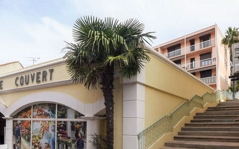 Sainte Maxime 135: Ciel, Jour, Plante, Bleu Azur, Bâtiment, Escaliers, Nuage, Arecales, Ombre, Design Urbain