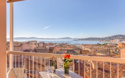 Sainte Maxime 135: Ciel, Bâtiment, Propriété, Jour, Plante, Pot De Fleur, Bleu Azur, Bois, Éclairage, Maison