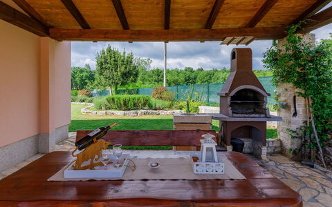 Villa Malini: Plante, Bâtiment, Table, Propriété, Bois, Ombre, Design Intérieur, Porche, Mobilier De Jardin, Arbre
