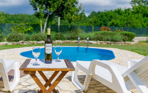 Villa Malini: Table, Plante, Nuage, Meubles, Propriété, Ciel, L'Eau, Bouteille, Arbre, Bleu Azur