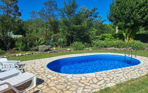 Villa Malini: Bleu, Piscine, Jardin, Arrière-Cour, Aménagement Paysager, Ombre, Pelouse, Cour, Mobilier De Jardin, Dalle