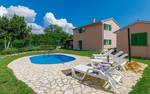 Villa Malini: Ciel, Bâtiment, Plante, Nuage, Jour, L'Eau, Meubles, Fenêtre, Bleu Azur, Piscine