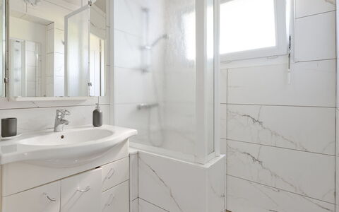 La Roche Blanche: Sol, Sol, Design Intérieur, Luminaire Plomberie, Salle De Bains, Évier, Plafond, Robinet, Armoire De Toilette, Plomberie