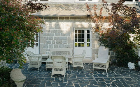 La Roche Blanche: Mobilier De Jardin, Meubles, Dalle, Chaise, Pot De Fleur, Jardin, Ombre, Tableau De Plein Air, Béton, Patio