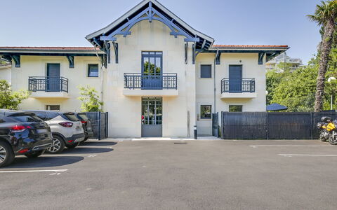 Les Jardins D'Eyrac: Propriété, Maison, Bâtiment, Domicile, Zone Résidentielle, Immobilier, Architecture, Ciel, Quartier, Biens