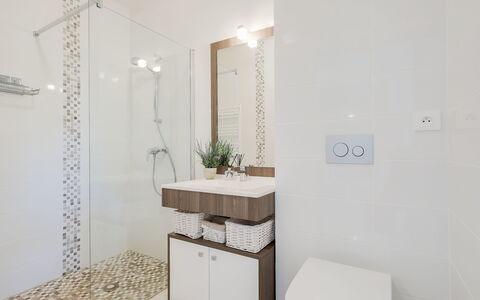 Les Jardins D'Eyrac: Salle De Bains, Pièce, Propriété, Tuile, Design Intérieur, Meubles, Sol, Immobilier, Architecture, Bâtiment