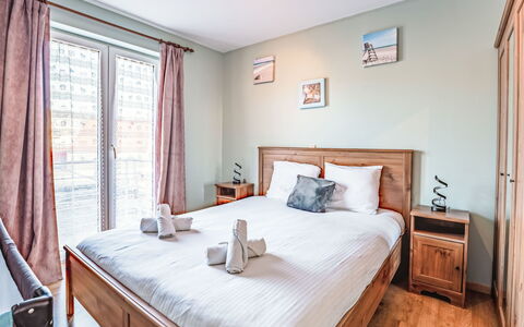 Bredene 720: Bois, Domicile, Meubles, Appartement, Porte, Lit, Chambre, Drap De Lit, Literie, Tache De Bois