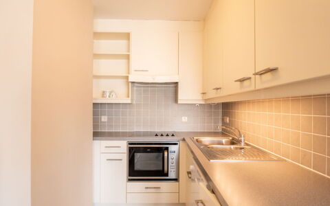 Bredene 720: Marron, Cabinetry, Comptoir, Bâtiment, Évier, Meubles, Robinet, Cuisinière, Cuisine, Bois