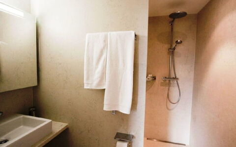 Alpsrelax Gmbh: Luminaire Plomberie, Propriété, Évier, Bâtiment, Salle De Bains, Lavabo, Design Intérieur, Bois, Robinet
