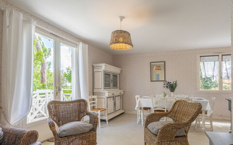 Domaine des Fées: Meubles, Propriété, Fenêtre, Bois, Chaise, Design Intérieur, Bâtiment, Sol, Salon, Sol