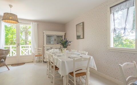 Domaine des Fées: Meubles, Table, Fenêtre, Plante, Chaise, Bâtiment, Bois, Design Intérieur, Plante D'Appartement