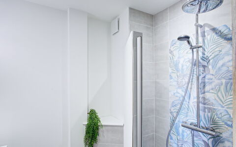 Le Marigny: Luminaire Plomberie, Design Intérieur, Sol, Sol, Salle De Bains, Douche, Plomberie, Tuile, Robinet, Tete De Douche