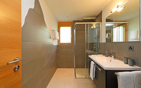 Haus Findelbach Apt. Happy Lily: Salle De Bains, Pièce, Propriété, Évier, Design Intérieur, Sol, Bâtiment, Plafond, Architecture, Mur