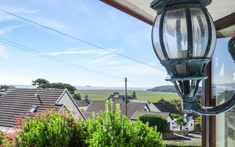 Lake District Coastal Cottage: Éclairage Public, Éclairage, Luminaire, Toit, Maison, Fenêtre, Architecture, Immobilier, Zone Résidentielle, Bâtiment