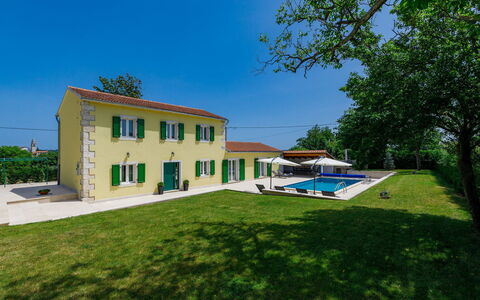 Villa Coriticum Otium: Ciel, Plante, Bâtiment, Fenêtre, Arbre, Paysage Naturel, Herbe, Maison, Zone Résidentielle, Paysage