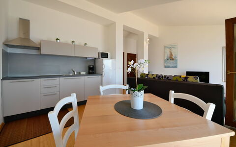 Sveti Juraj 105: Meubles, Propriété, Cabinetry, Table, Comptoir, Bois, Chaise, Plante D'Appartement, Design Intérieur, Plante