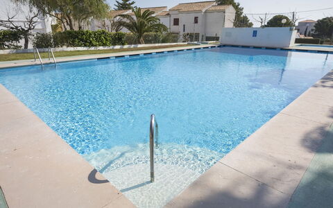 Alcocéber Alcossebre 305: L'Eau, Ressources En Eau, Ciel, Plante, Piscine, Bleu Azur, Rectangle, Arbre, Bâtiment, Ombre