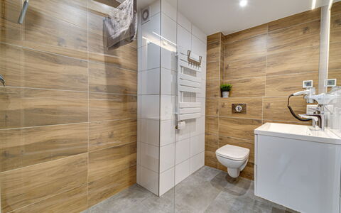 Wisła: Sol, Bois, Sol, Design Intérieur, Composite, Tuile, Pièce, Toilette, Luminaire Plomberie, Salle De Bains