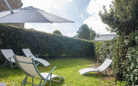 Les Alizés: Propriété, Herbe, Maison, Immobilier, Pelouse, Meubles, Cour, Arrière-Cour, Parapluie, Table