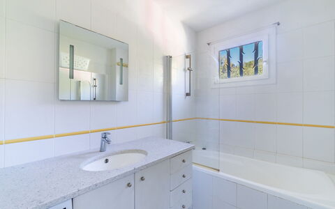 Carpe Diem: Miroir, Luminaire Plomberie, Évier, Robinet, Propriété, Salle De Bains, Lavabo, Rectangle