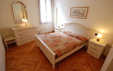 Al Foghèr: Chambre, Lit, Meubles, Pièce, Sol, Drap De Lit, Propriété, Cadre De Lit, Matelas, Literie
