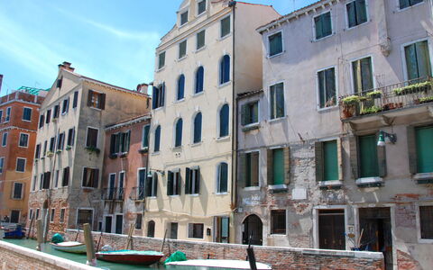 Casa San Vio: Bâtiment, Ciel, Fenêtre, Jour, Propriété, Nuage, Bleu Azur, L'Eau, Design Urbain, Plan D'Eau