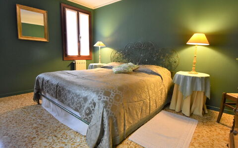 Casa San Vio: Meubles, Propriété, Confort, Bleu Azur, Textile, Bois, Bâtiment, Design Intérieur, Lampe, Sol