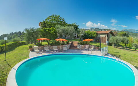 Villa le Casette: L'Eau, Ciel, Propriété, Nuage, Plante, Piscine, La Nature, Bleu Azur, Arbre, Bâtiment