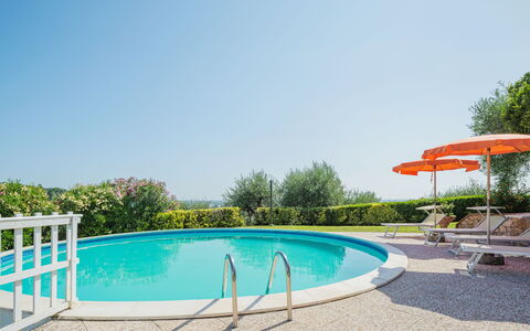 Villa le Casette: L'Eau, Ciel, Piscine, Bleu Azur, Plante, Ombre, Arbre, Mobilier De Jardin, Bâtiment, Rectangle