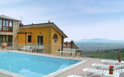 Vinci 920: L'Eau, Ciel, Nuage, Propriété, Fenêtre, Piscine, Bâtiment, Bleu Azur, Bois, Chaise