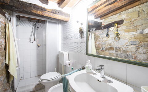 Il Lamone: Miroir, Robinet, Évier, Luminaire Plomberie, Propriété, Lavabo, Salle De Bains, Bois, Design Intérieur, Architecture