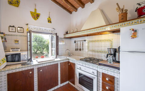 Il Lamone: Comptoir, Cabinetry, Propriété, Cuisinière, Cuisine, Bois, Design Intérieur, Éclairage, Appareil De Cuisine, Jaune
