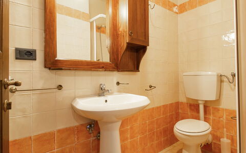 Casa dei Ciliegi: Marron, Miroir, Robinet, Luminaire Plomberie, Évier, Propriété, Lavabo, Photographier, Violet, Salle De Bains