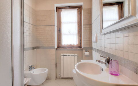 Le Pergole: Miroir, Luminaire Plomberie, Robinet, Évier, Lavabo, Salle De Bains, Violet, Design Intérieur, Bois