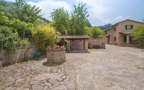 Le Pergole: Propriété, Maison, Immobilier, Bâtiment, Lot Terre, Mur, Chalet, Mur De Pierre, Biens, Ciel