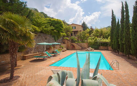 Le Pergole: Propriété, Piscine, Bleu Majorelle, Vacances, Immobilier, Maison, Botanique, Arbre, Loisir, Ciel