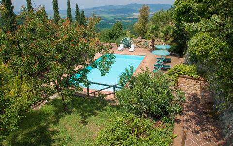 Le Pergole: Piscine, Propriété, Végétation, Paysage Naturel, Immobilier, Région Sauvage, Botanique, Arbre, Biens, Vacances