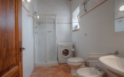 Podere Valle di Sotto: Salle De Bains, Pièce, Siège De Toilette, Propriété, Toilette, Sol, Luminaire Plomberie, Bidet, Lavabo, Bâtiment