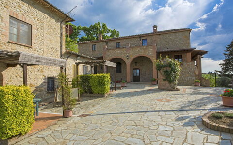 Volterra 819: Ciel, Plante, Nuage, Propriété, Fenêtre, Bâtiment, Surface De La Route, Arbre, Porte, Lot Terre