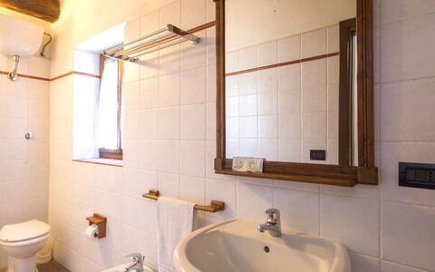 Volterra 819: Salle De Bains, Propriété, Pièce, Robinet, Luminaire Plomberie, Mur, Lavabo, Design Intérieur, Accessoire Salle De Bain, Tuile